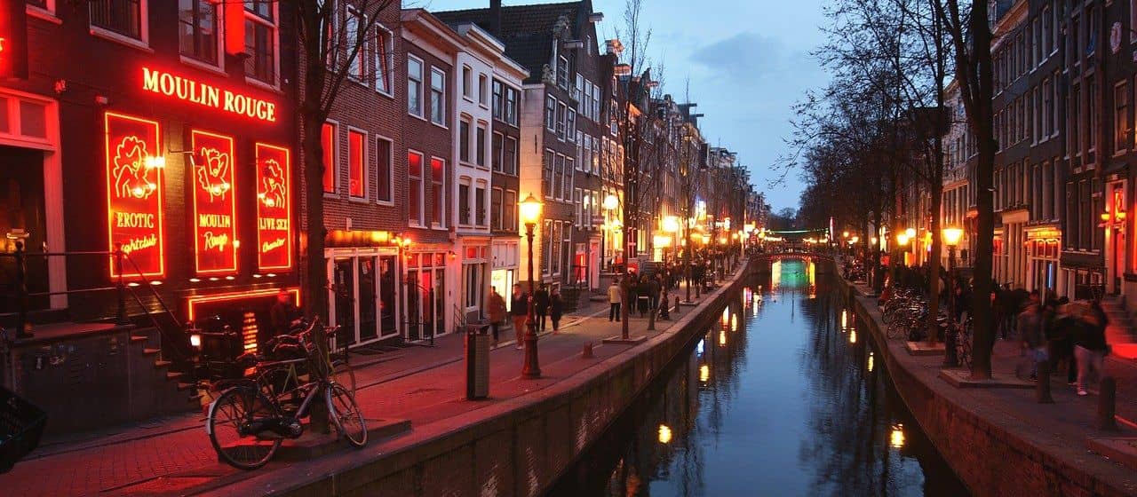 Поведение туристов побуждает Амстердам переместить квартал красных фонарей из центра города