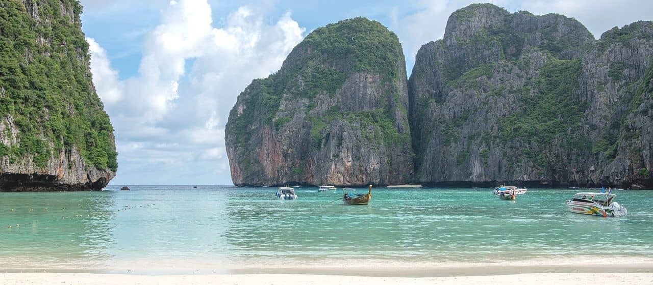 Таиланд ужесточает ограничения, поскольку новые случаи COVID угрожают туристическим планам
