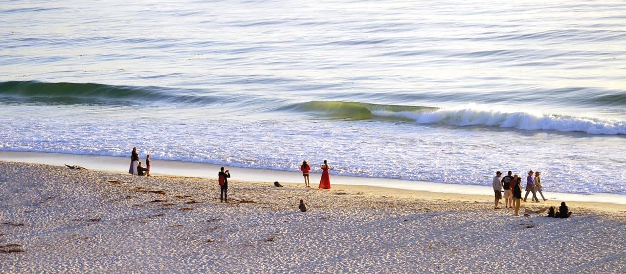Загрязненные пляжи и чрезмерный туризм: факторы, влияющие на устойчивый туризм