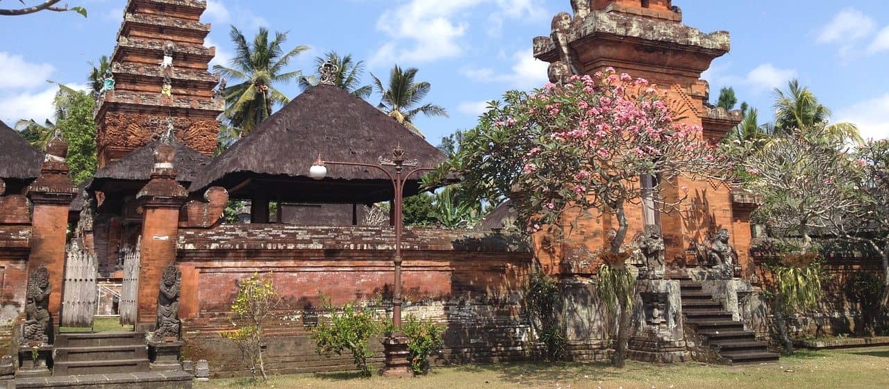 Индонезия ослабит ограничения COVID на Бали, но ужесточит пограничные меры