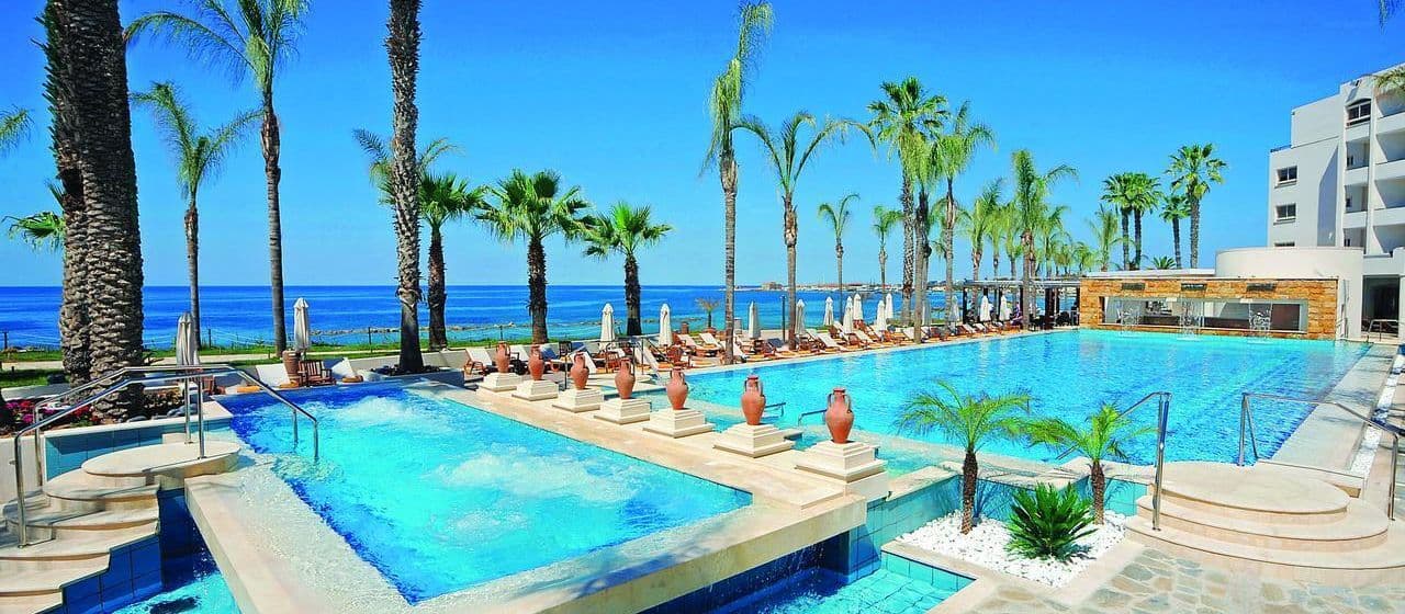Кипрская роскошь: Топ-10 лакшери отелей для незабываемого отдыха