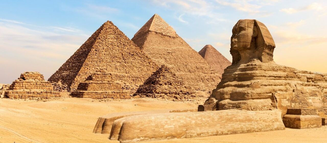 Путешественники по всему миру оценили знаковые достопримечательности: пирамиды и королевская стража возглавляют список